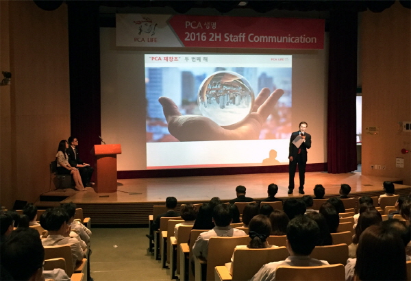 △사진설명:김영진 PCA생명 사장이 지난 20일 역삼동 포스코 P&S Tower 이벤트 홀에서 진행된 ‘2016 하반기 임직원 전략회의’에서 상반기 결산 및 하반기 목표를 발표하고 있다./사진제공=PCA생명