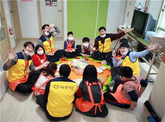 CJ 임직원들이 공부방 봉사활동을 펼치고 있다.