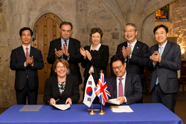 금융위원회와 금융감독원은 국내은행의 영국 지점 진출을 지원하기 위해 영국 건전성감독청(PRA)과 감독책임분담약정을 체결했다. 임종룡 금융위원장(오른쪽에서 두번째)과 앤드류 베일리 영국 FCA 청장(왼쪽에서 두번째). / 사진=금융위원회