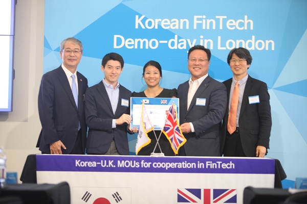 △(왼쪽부터)임종룡 금융위원장(왼쪽부터), 유영석 코빗 대표이사, 챨린첸 비트페사 최고운영책임자(COO), 시석중 기업은행 마케팅그룹 부행장, 정유신 핀테크지원센터장/사진제공=IBK기업은행