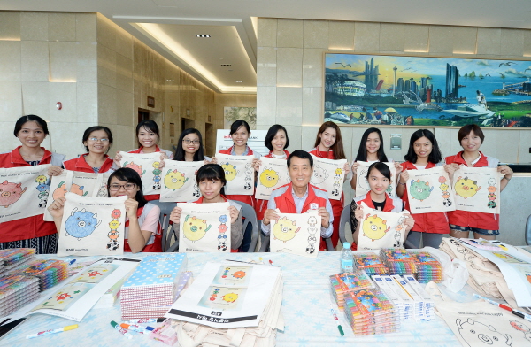 BNK금융그룹, 베트남 어린이 '히봉가방' 제작 봉사