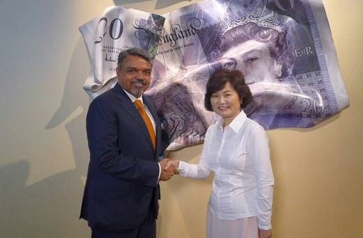 클리오의 한현옥 대표(우)와 L Capital Asia의 Ravi Thakran 대표(좌)가 계약서에 서명 후 악수하고 있다.클리오 제공