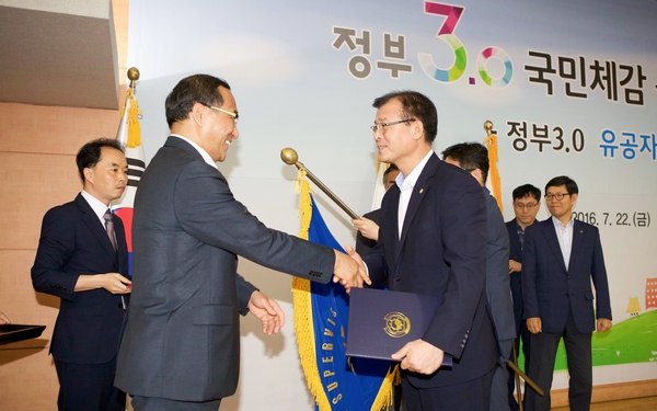 지난 22일 금융감독원은 정부 3.0 국민체감 성과점검회의에서 협업 최우수기관으로 선정돼 대통령상을 수상했다. (왼쪽)홍윤식 행정자치부 장관이 금감원 불법금융대응단 정성웅 선임국장에게 시상하고 있다./사진제공=금융감독원