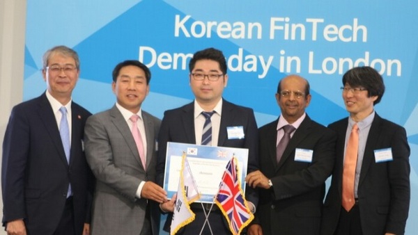 (왼쪽부터) 임종룡 금융위원장, 전대근 코스콤 전무이사, 하영빈 에버스핀 대표, Nazif mohammed 오라클 부사장, 정유신 핀테크지원센터장이 현장에서 기념촬영을 하고 있다./사진제공=코스콤