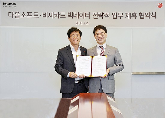 △김진철 BC카드 마케팅전략본부장(왼쪽)과 송성환 다음소프트 사장이 MOU를 체결 후 기념촬영을 하고 있다./사진제공=BC카드