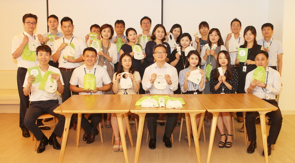 △사진설명:권오훈 하나생명 사장(앞줄 가운데)과 임직원 40여명은 아동보호시설에 맡겨진 무연고 아동들에게 ‘베이비키트’를 만들어 전달하는 캠페인에 참여했다./사진제공=하나생명