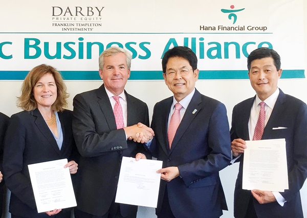 △(왼쪽부터)제니퍼 존슨(Jannifer M. Johnson) 프랭클린템플턴 사장, 그레고리 존슨(Gregory E. Johnson) 프랭클린템플턴 회장, 김병호 하나금융그룹 부회장, 윌리엄 윤(William Y. Yun) 프랭클린템플턴 수석부사장/사진제공=하나금융그룹