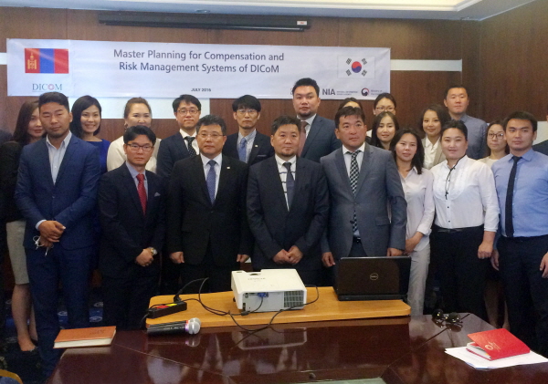 △사진설명:김광남 예금보험공사 부사장(앞줄 왼쪽 세 번째)이 지난 26일 몽골 현지에서 진행된 정보시스템 구축 컨설팅에 참석했다/사진제공=예보