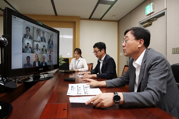 △곽범국 예금보험공사 사장(가운데)이 각 지역 대표 파산관재인과 영상회의를 하고 있다./사진제공=예금보험공사