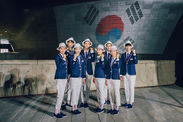 삼성물산 패션 부문 빈폴이 리우올림픽 국가대표 선수단 응원을 위해 1만 여명의 응원 메시지를 담은 대형 태극기를 DDP에 게양했다.