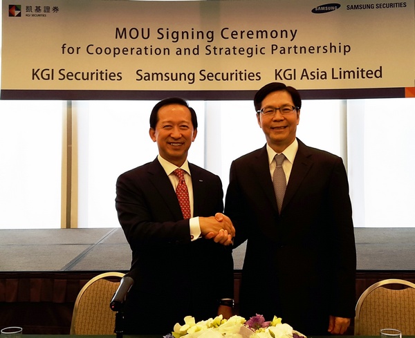 삼성증권 윤용암 사장(사진 왼쪽)과 대만 KGI증권 쉬따오이 회장이 상호협력을 위한 MOU에 서명했다./제공=삼성증권