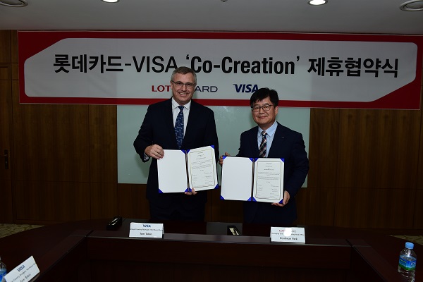 △박두환 롯데카드 마케팅 본부장(오른쪽)과 톰 토빈(Tom Tobin) 비자 동북아 총괄사장이 협약식 후 기념촬영을 하고 있다./사진제공=롯데카드