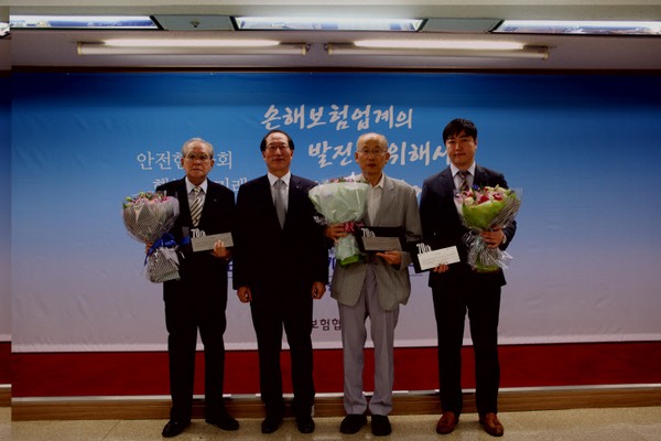 △장남식(가운데) 손해보험협회장이 1일 서울 종로구 손보협회에서 열린 창립 70주년 행사에서 전임 협회장들과 기념촬영을 하고 있다. 왼쪽부터 이상용(50대)·안공혁(49대)·이석용(45, 46대) 전 손보협회장, 장남식 현 회장(52대), 양승규 전 보험학회장, 전우재 사무국장, 문재우 전 손보협회장(51대)/사진제공=손해보험협회
