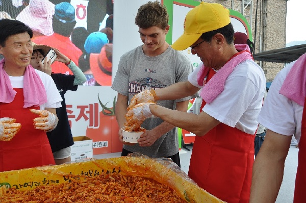 오뚜기가 준비한 천인의 스파게티 행사에서 외국인 관광객에서 스파게티를 나눠주고 있다. 오뚜기 제공 