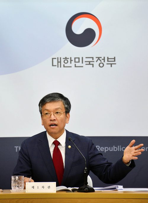 △최상목 기획재정부 1차관은 최근 달러화가 약세를 보이는 가운데 원화절상 속도가 특히 빨라 우려된다며 외환시장을 긴밀히 모니터링하면서 과도한 쏠림이 발생하면 시장안정조치를 취할 것이라고 말했다./사진제공=기획재정부