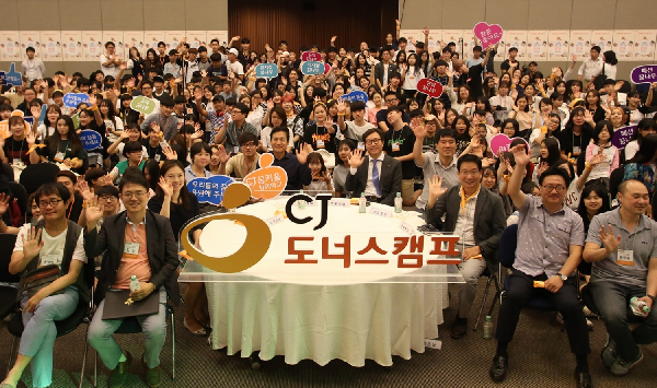 CJ그룹은 지난 5일 꿈키움 창의학교 4기 입학식을 가졌다. 멘토로 참여하는 영화배우 안성기씨(사진 가운데 왼쪽)와 CJ그룹 사회공헌추진단 변동식단장(사진 가운데 오른쪽)이 학생들의 입학을 축하하고 있다