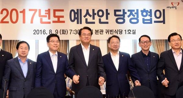 △유일호 부총리 겸 기획재정부 장관(왼쪽 네 번)이 9일 국회 귀빈식당에서 열린 2017년도 예산 당정협의에서 새누리당 정진석 원내대표(왼쪽 세번째)와 각 상임위 간사들과 함께 포즈를 취하고 있다./사진제공=기획재정부