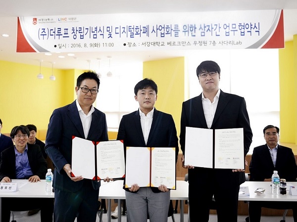 △이희성 LINC 사업단장(왼쪽), 이경준 더루프 대표(가운데), 박상영 옐로금융그룹 대표가 협약식 후 기념촬영을 하고 있다./사진제공=더루프