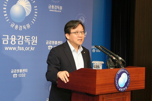 △최성일 금융감독원 IT·금융정보보호단장이 ‘제2차 국민체감 20대 금융관행 개혁’ 과제 ‘전자금융거래시 금융소비자 편의성 제고’ 세부 추진계획을 발표하고 있다./사진제공=금융감독원