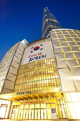 롯데월드타워가 8월 12일부터 15일까지 4일간 오후 8시부터 9시까지 금빛 조명을 일제히 밝히고 대형 태극기 및 응원 메시지를 부착해 대한민국 응원에 나선다. 롯데물산 제공