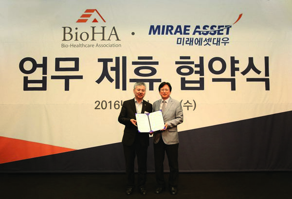 △ 홍성국 미래에셋대우 사장(왼쪽)과 맹필재 (사)바이오헬스케어협회 회장(오른쪽)이 지난 17일 대전 ICC호텔에서 업무제휴 협약식 기념촬영을 하고 있다.