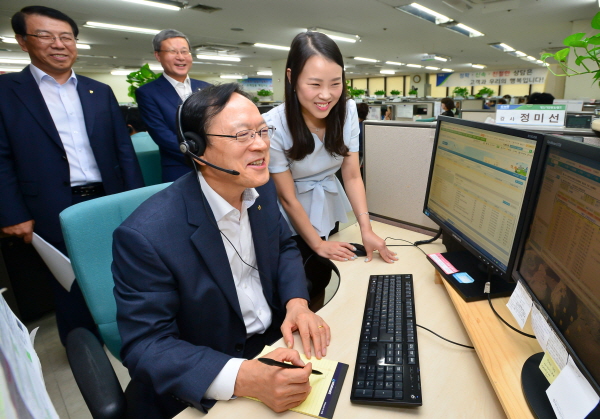NH농협금융지주 김용환 회장(왼쪽에서 두 번째)이 농협은행 콜센터에서 고객의 전화를 직접 응대하고 있는 모습. / 사진=농협금융지주
