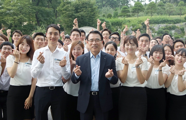 조용병 신한은행장, 신입행원에게 "글로벌 역량" 강조