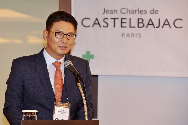 강수호 형지에스콰이아 대표가 23일 서울 소공동 롯데호텔에서 열린 기자간담회에 참석해 질문에 답하고 있다. 패션그룹형지 제공