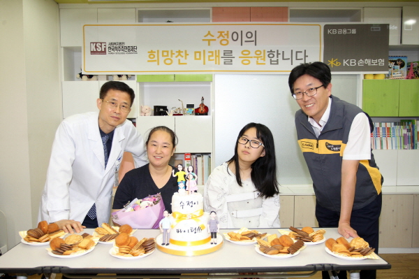 △KB손해보험은 척추측만증 교정수술을 지원한 이수정 양을 응원하기 위해 지난 23일 고대구로병원을 찾았다. 행사에 참석한 김태식 KB손보 소비자보호본부장(오른쪽 첫 번째)이 서승우 고대구로병원 척추측만증 연구소장(왼쪽 첫 번째), 이 양의 어머님과 함께 이 양을 응원하고 있다./사진=KB손보