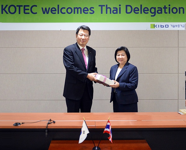 △김한철  기술보증기금 이사장(왼쪽)과 반똔촘 태국 재무부 재정정책고문이 기념촬영을 하고 있다./사진제공=기술보증기금