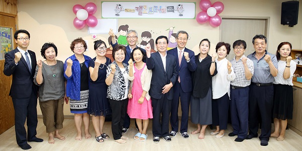 △캠코 홍영만 사장(오른쪽 여섯 번째), 이경훈 부산 사하구청장(왼쪽 여섯번째), 김종렬 부산적십자사 회장(왼쪽 여덟번째), 최수연 우리누리지역아동센터장(왼쪽 일곱번째) 및 임직원들이 개관식 후 기념촬영을 하고 있다./사진제공=캠코