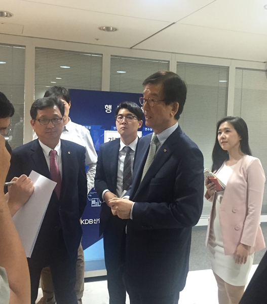 △기자 질문에 답변하고 있는 이동걸 KDB산업은행장/사진제공=한국금융신문