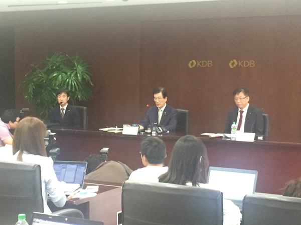 (사진가운데)이동걸 KDB산업은행장/사진제공=한국금융신문