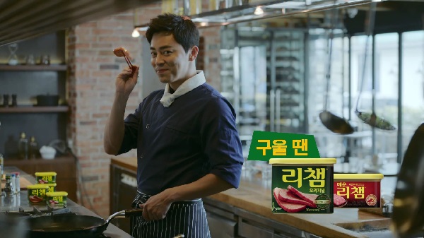동원F&B가 배우 조정석을 모델로 짜지 않아 구울 때 맛있는 햄, '리챔'의 신규 TV CF를 선보였다. 동원 F&B 제공
