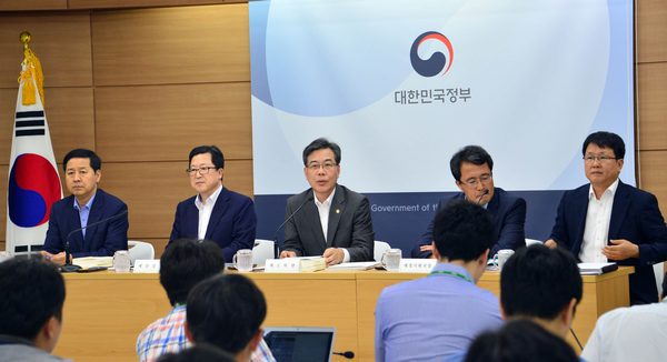 △송언석 기획재정부 차관(가운데)이 지난 25일 정부세종청사에서 ‘2017년 예산안 발표’와 관련해 출입기자를 대상으로 사전브리핑을 하고 있다. 사진 왼쪽부터 : 구윤철 예산총괄심의관, 박춘섭 예산실장, 송언석 차관, 문성유 재정기획국장, 안순택 조세총괄정책관./사진제공=기획재정부