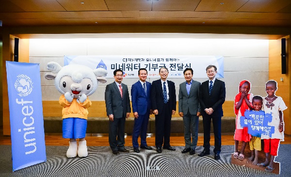 29일 미네워터 기부금 전달식에 (왼쪽부터) CJ그룹 사회공헌추진단 권중현 상무·CJ제일제당 경영지원총괄 임상엽 상무·유니세프한국위원회 송상현 회장·영화배우 안성기 친선대사·서대원 사무총장이 참석했다. CJ그룹 제공