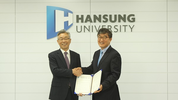 한샘 이영식 사장(오른쪽)과 한성대학교 이상한 총장이 MOU 체결 후 기념촬영을 하고 있다. 한샘 제공