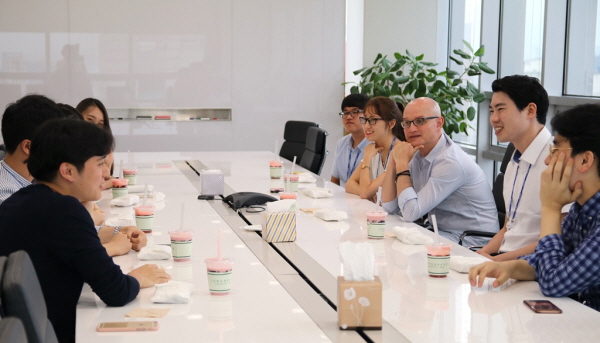 △사진설명;데미언 그린 메트라이프생명 사장(사진 오른쪽 세번째)과 메트라이프 인턴 프로그램 참가자들이 회의를 하고 있다/