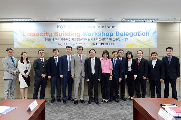 △황대현 기술보증기금 이사(왼쪽에서 6번째)와 응우엔 딘 빈 베트남 국가기술혁신기금(NATIF) 국장(왼쪽에서 7번째)가 기념촬영을 하고 있다./사진제공=기술보증기금