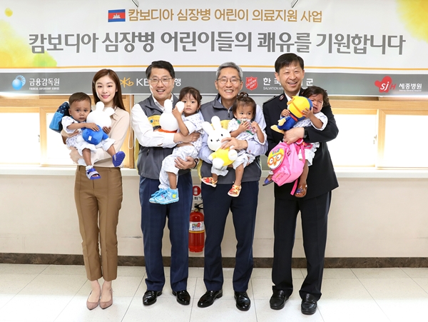 △김연아 KB금융그룹 홍보모델, 진웅섭 금융감독원장 윤종규 KB은행장 김피수 구세군 사령관/사진제공=KB금융