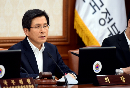 △황교안 국무총리는 2일 오후 9시 정부서울청사에서 임시 국무회의를 열고 추경안의 증액 요청에 대한 동의안과 배정계획안을 심의·의결했다./사진제공=국무총리실