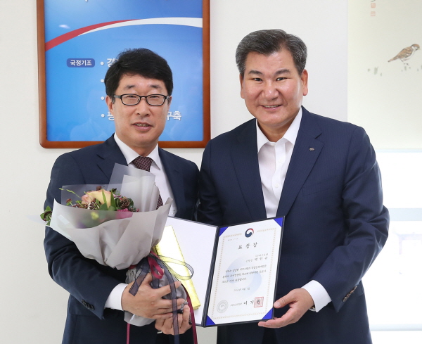 DGB대구은행 박인규 은행장은 지난 1일 직업능력개발 유공 정부포상을 받았다. 5일 대구지방고용노동청에서 박인규 은행장(오른쪽)이 최기동 청장(왼쪽)에게 표창장을 전달받고 있다. /사진=DGB대구은행