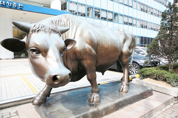 대신증권은 여의도 본사 황소상을 명동 신사옥으로 가져갈 예정이다. 여의도 본사 앞의 황소.