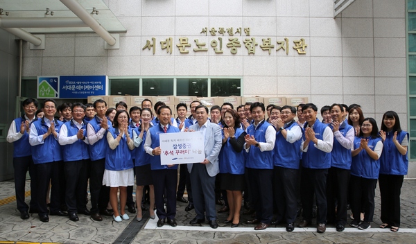 삼성증권은 8일 윤용암 사장과 임직원 50명이 서대문노인복지관을 찾아 사과와 배를 포장한 '추석꾸러미'를 독거 어르신 500여명에게 전달했다.