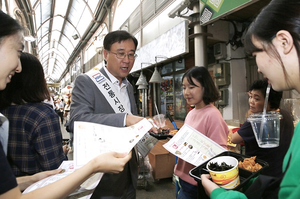 △곽범국 예금보험공사 사장이 통인시장에서 전통시장 활성화 캠페인에 참여하고 있다./사진제공=예금보험공사