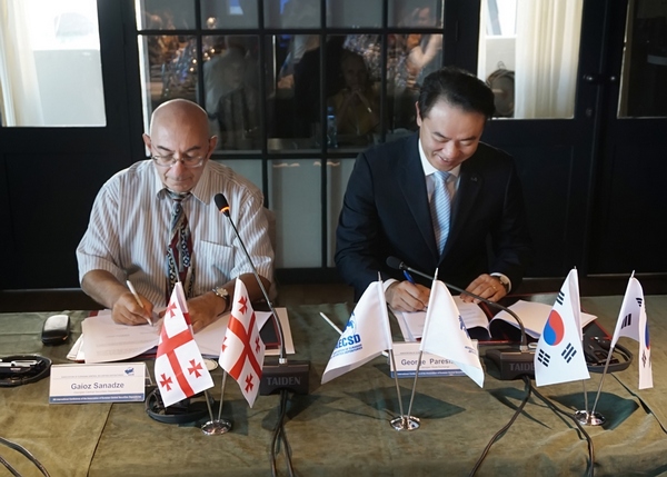 (사진 왼쪽)조지아중앙예탁기관장(GCSD General Director ) Gaioz Sanadze(게오즈 사낟제)와 한국예탁결제원 유재훈 사장이 상호협력에 관한 양해각서(MOU)를 체결하고 있다.