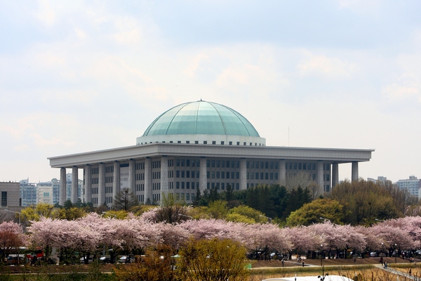 △추석 연휴를 끝마친 여야가 본격적인 국정감사 준비에 돌입한다. 20대 국회 들어 처음으로 실시되는 국정감사인 만큼 여야 간 정국 주도권 쟁탈전이 치열하게 전개될 전망이다./사진=국회 홈페이지