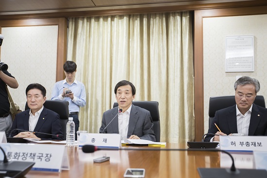 △이주열 한국은행 총재(가운데)는 19일 오후 서울시 중구 한은 본관에서 주요 간부들이 참석한 ‘금융·경제상황 점검회의’를 주재해 추석 연휴기간 중 국제금융시장 동향을 점검했다./사진제공=한국은행