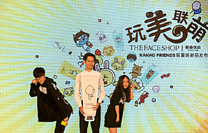 ▲ 8월 12일 중국 베이징 W호텔에서 열린 ‘더페이스샵 X 카카오프렌즈 콜라보레이션’ 론칭 행사에서 연예인 쉐즈치앤과 왕홍들이 제품을 소개하고 있다.