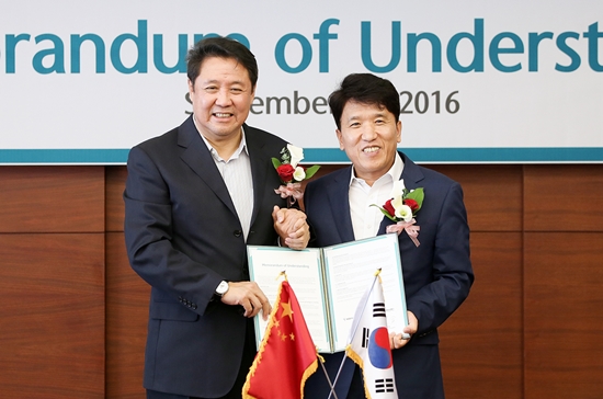 △마텅 중국광대은행 수석부행장, 함영주 KEB하나은행장/사진제공=KEB하나은행